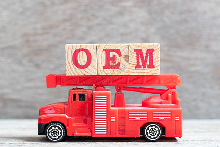 红色消防车在木材背景上用OEM缩写原始设备制造商图片