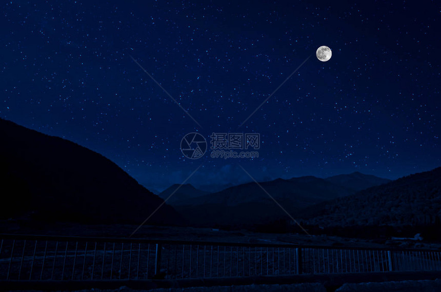 美丽的夜景与星夜山和森林有绿色草甸和山的夜森林在明亮的星夜图片