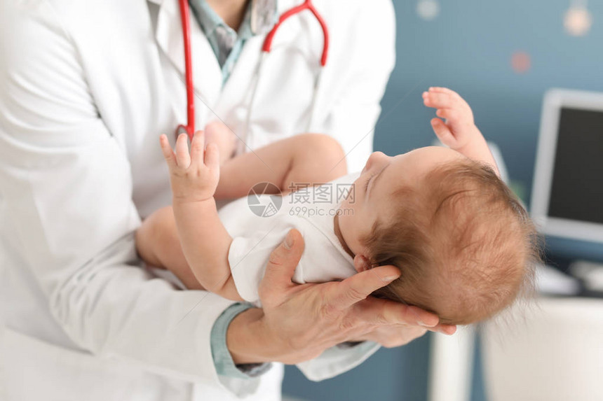 儿科医生在诊所检查小婴儿图片