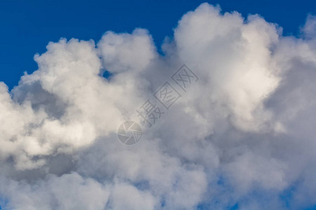 厚白云对着蓝天背景图片