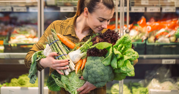 素食店超市里的女人美丽的年轻女子在超市购物和购买新鲜的有机蔬菜健康饮食背景