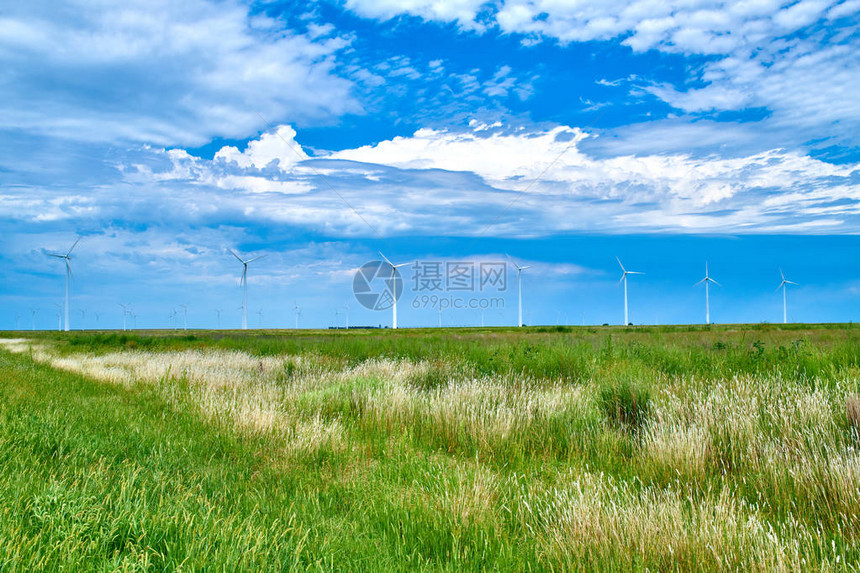 堪萨斯开阔平原上的风车图片