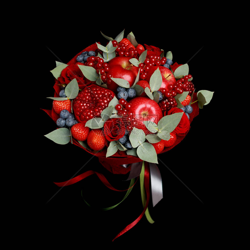 黑色背景的草莓石榴苹果蓝莓和玫瑰等美丽明亮图片