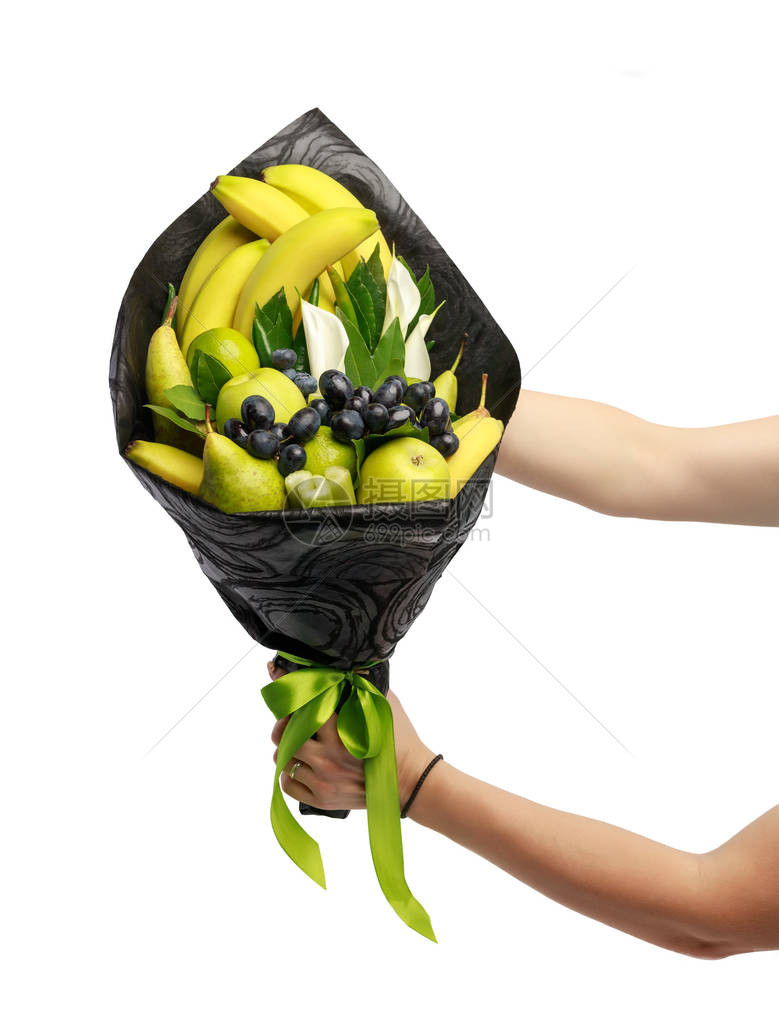 由白背景妇女手中的香蕉梨子苹果石灰和黑葡萄组成的非常规图片