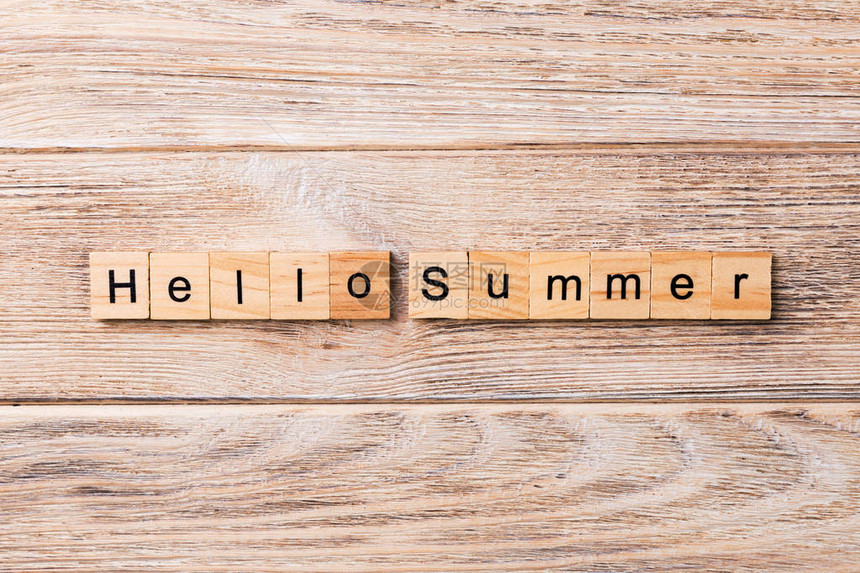 你好夏天字写在木块上你好夏天在木桌上的文字为您图片