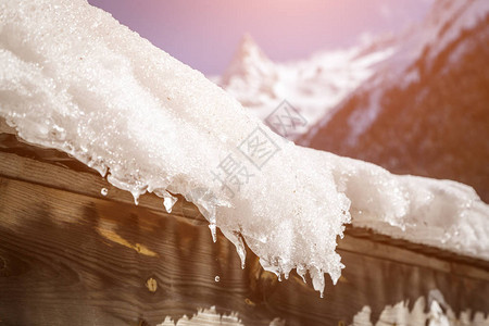 房子屋顶上布满厚的雪和冰柱图片