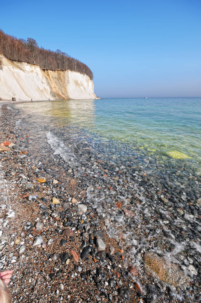 鲁根岛海平面海岸有白色粉笔岩图片