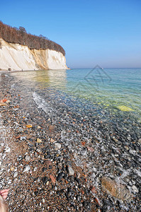 鲁根岛海平面海岸有白色粉笔岩图片