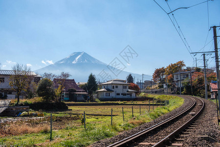 有铁轨的富士山在乡下图片