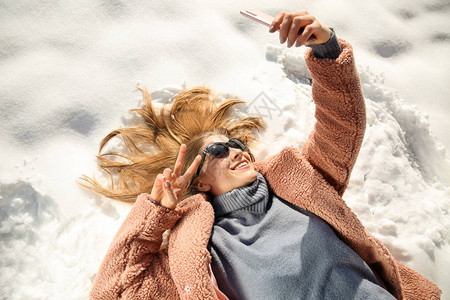 快乐的女人在冬日自拍图片