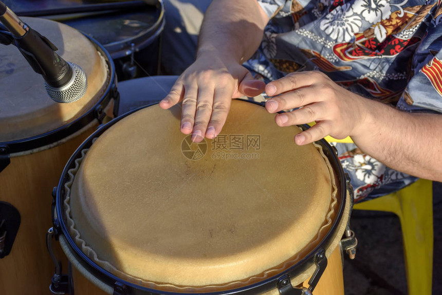 米纳斯吉拉斯州贝洛奥里藏特市狂欢节派对期间男子演奏atabaq图片