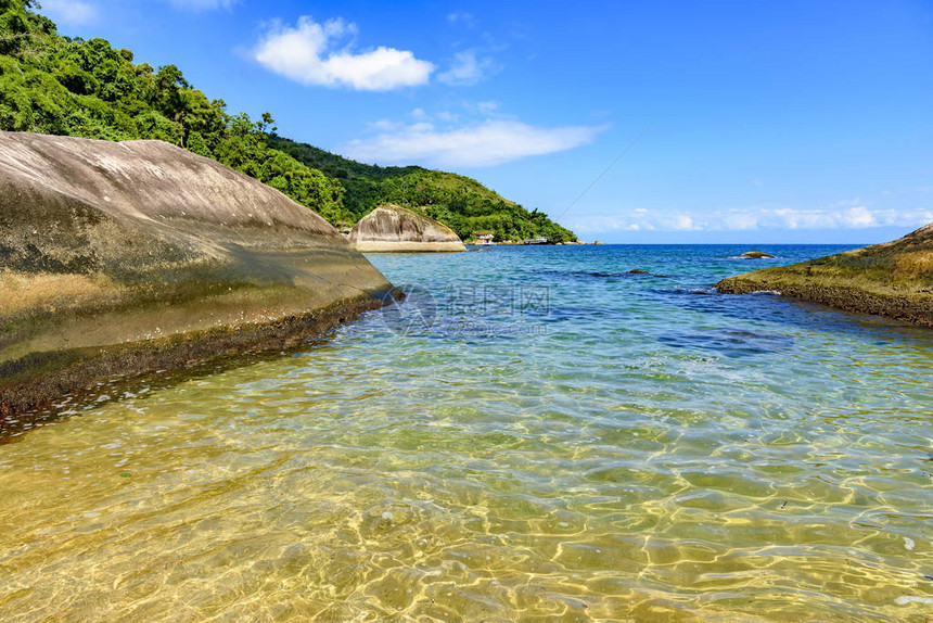 在里约热内卢绿色海岸IlhaGrande荒芜而原始的海滩上图片