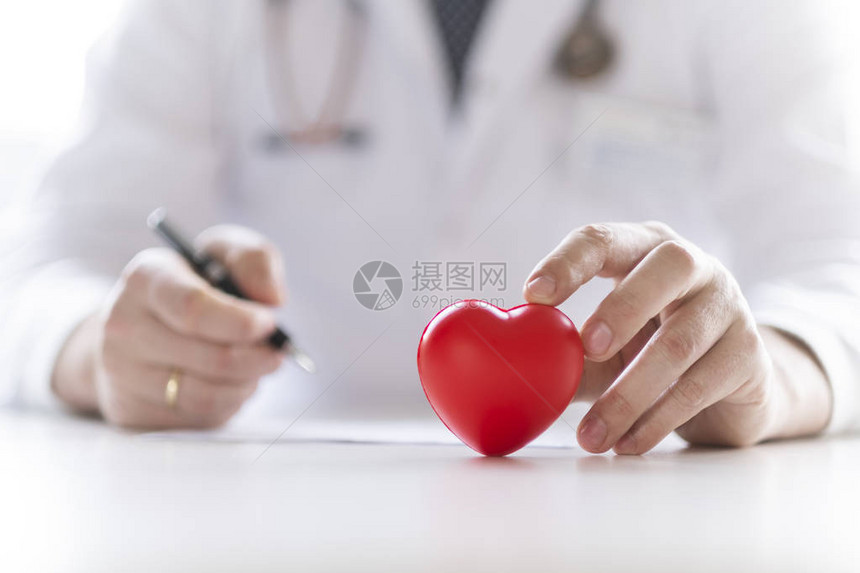 医生手里握着一颗心脏心图片