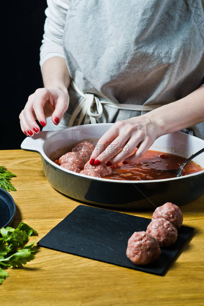 厨师用生肉末准备瑞典肉丸图片