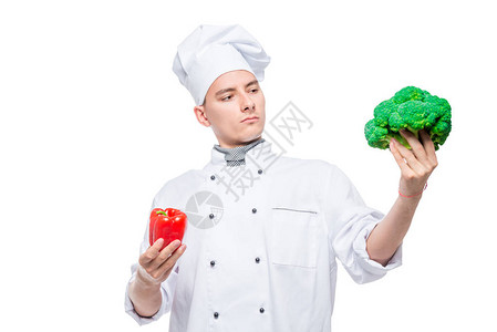 难以选择辣椒或花椰菜白背景蔬菜厨师的图片
