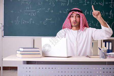 黑板前的阿拉伯老师图片
