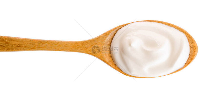 木勺的酸奶油在白色背景中被隔离在顶端图片