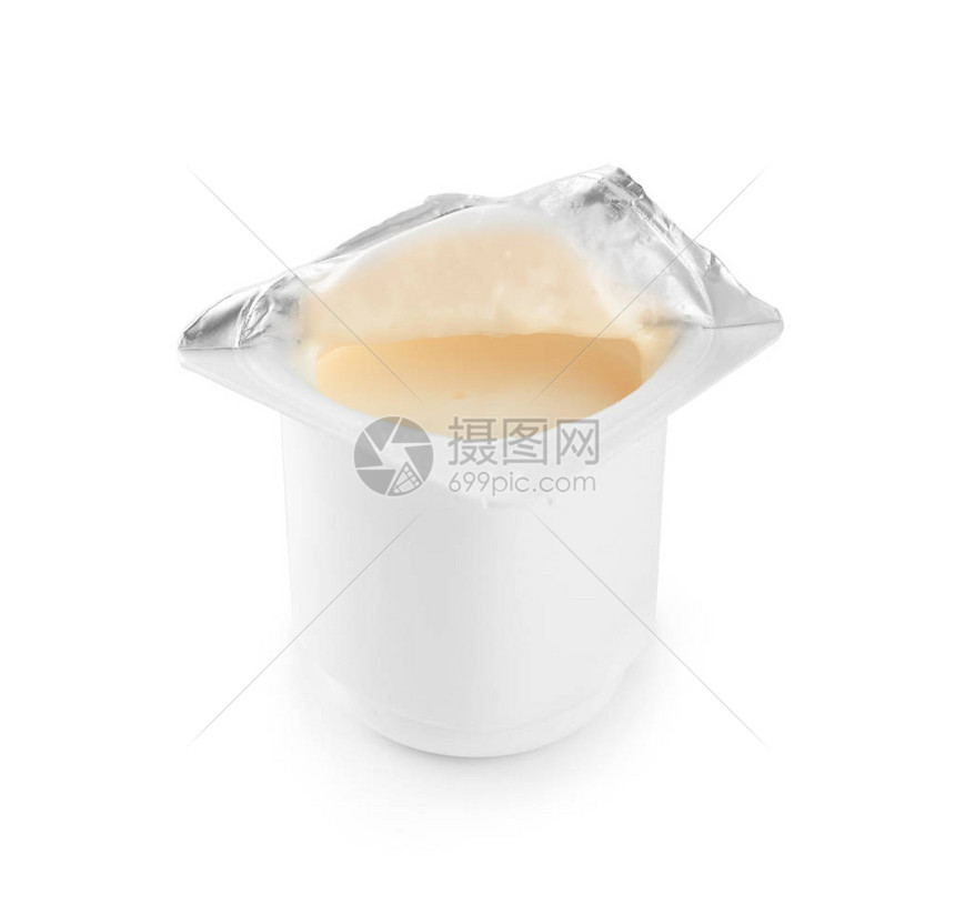 白色背景上的塑料杯美味酸奶图片