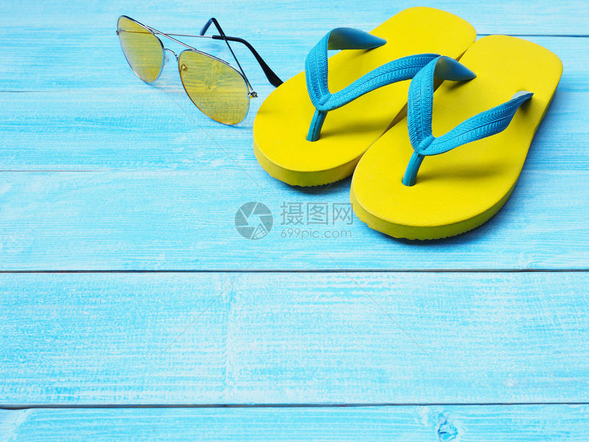 黄色橡胶翻转滑鞋和太阳镜的顶部视图图片