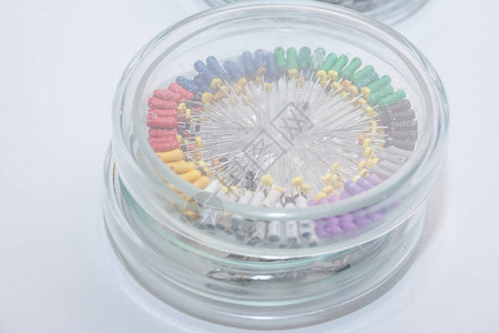 玻璃圆盒中的牙科工具牙科器械k文件特写牙医工具捕图片