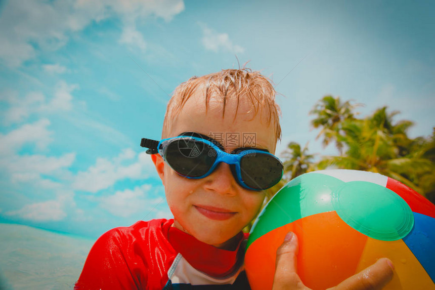 快乐的小男孩在热带沙滩度图片