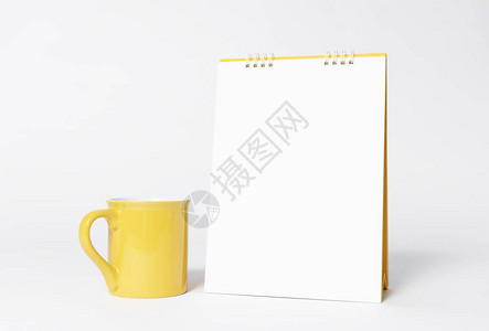 空白纸螺旋日历和用于模拟板广告和品牌背景的黄色杯子info图片