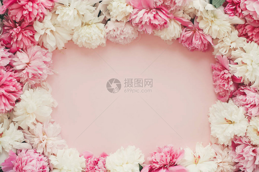 快乐的母亲节国际妇女节贺卡模型粉红纸板上时髦的粉红色和白色面纱框图片