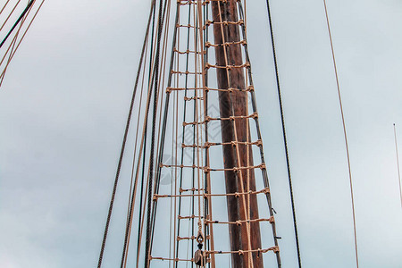 海洋背景有航海绳索的帆船木滑轮图片