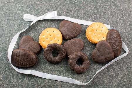 巧克力饼干在生锈的黑图片