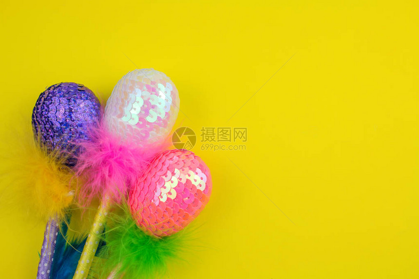 黄色背景上有羽毛的复活鸡蛋Easter图片