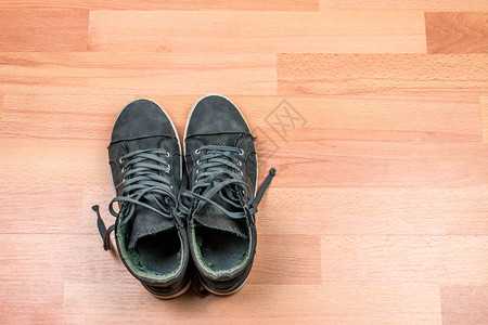 木地板背景上的黑色运动鞋图片