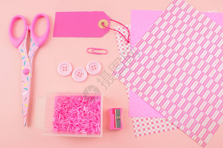 粉红色背景上的粉红色剪刀纸张按钮图片