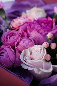 粉红色和紫色的玫瑰花束女人在花店准备花束特写母亲节图片