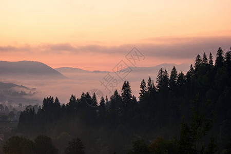 春天山上的粉红色日落美丽的暮色天空与山和森林夏天图片