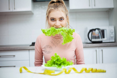 绿色饮食年轻美女吃健康食物沙图片