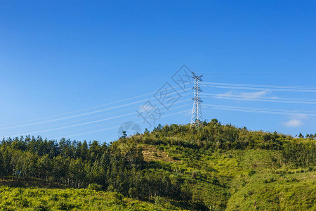 高压电力传输山中的高压塔图片