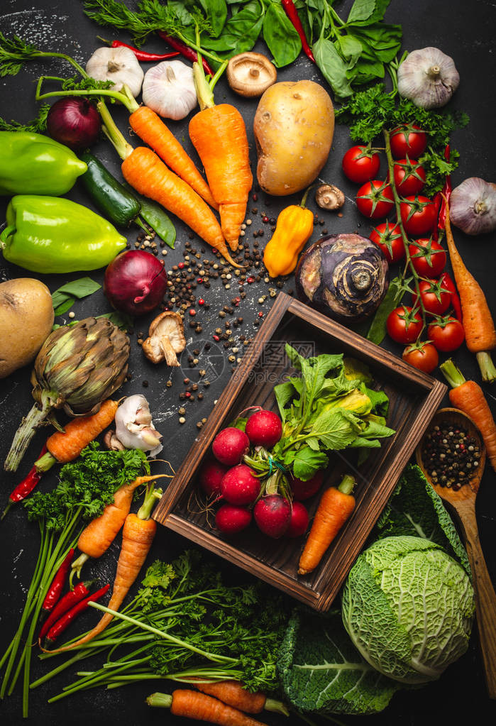 旧木箱中的萝卜和胡萝卜新鲜束和质朴的黑色混凝土背景上的新鲜农场有机蔬菜秋收素食或清洁健康饮食图片