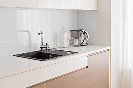 现代宽敞和轻便厨房有深水槽和装有复制背景图片