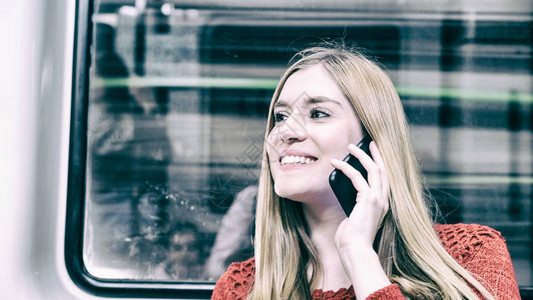 坐在地铁列车上的年轻女图片