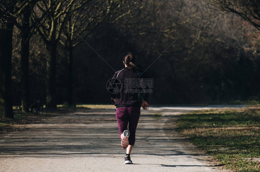 在公园慢跑的女子图片