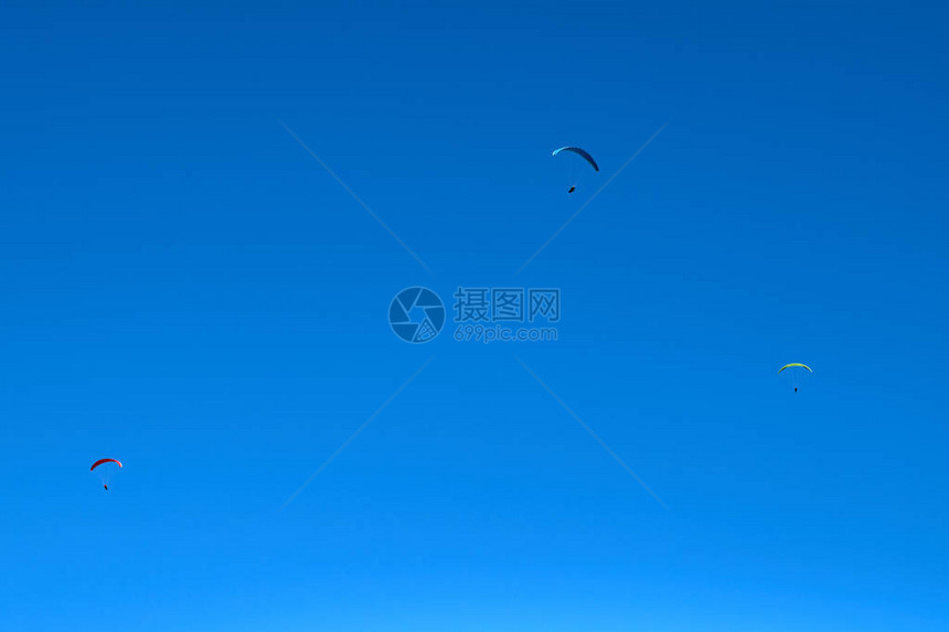 明亮的滑翔伞在空中飞翔极具运动天空图片