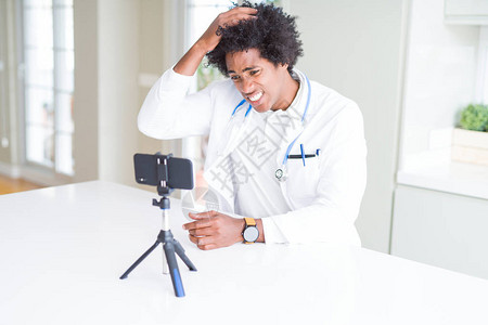 非裔美国人的医生在制作视频和谈话时用智能手机发音图片