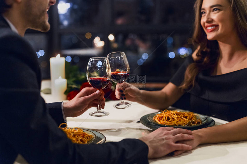 快乐的情侣在餐厅共进浪漫晚餐愉快的图片