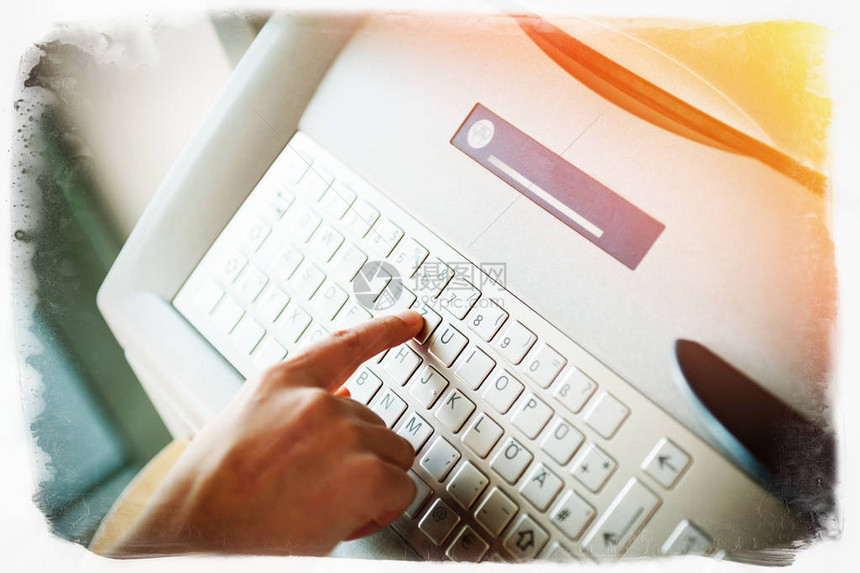 复古框架效果对女手指按ATM自动柜员机金属键盘上的Z字母按钮提取款或使用图片