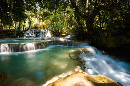 老挝LuangPrabang旅游区附近令人惊叹的KuangSi瀑布图片