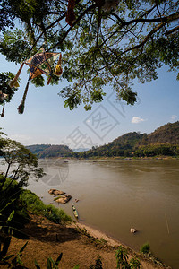 Prabang旅游胜地中被带往大Mekhong河图片