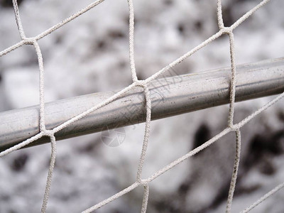 目标门边线有网和雪冬季足球训图片