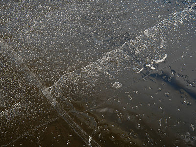 冰块裂缝或漂浮的板冰能产生许多反射和耀斑图片
