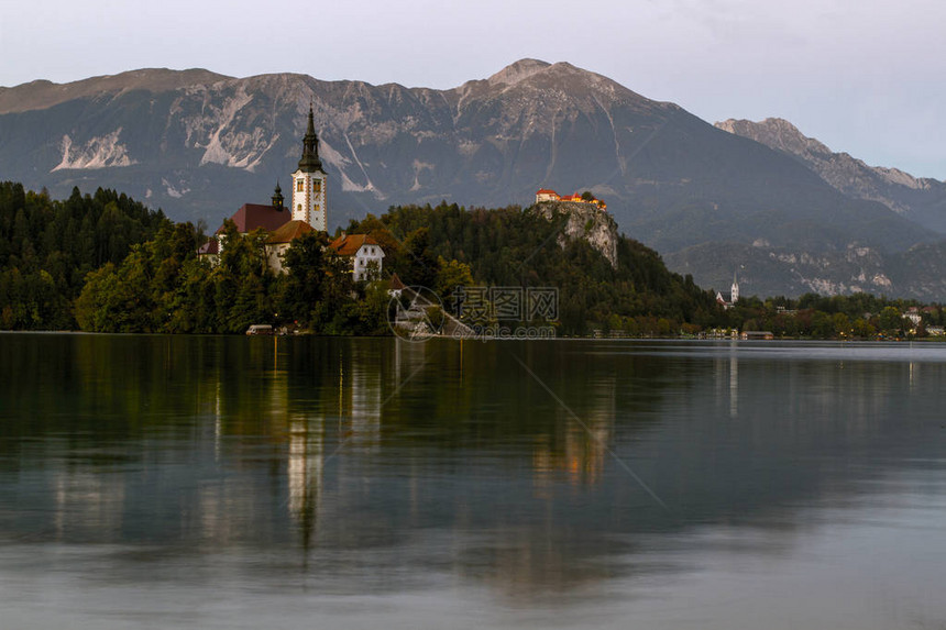 美丽的山湖布莱德位于岛上的圣母升天朝圣教堂背景中的山脉斯洛文尼亚图片