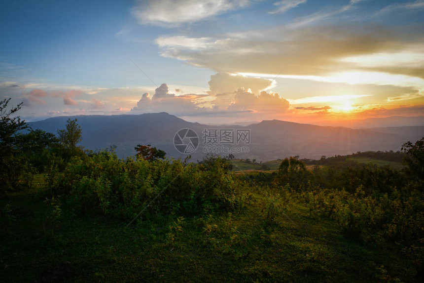 山上黄蓝的天空与山地相交而成山地风景图片